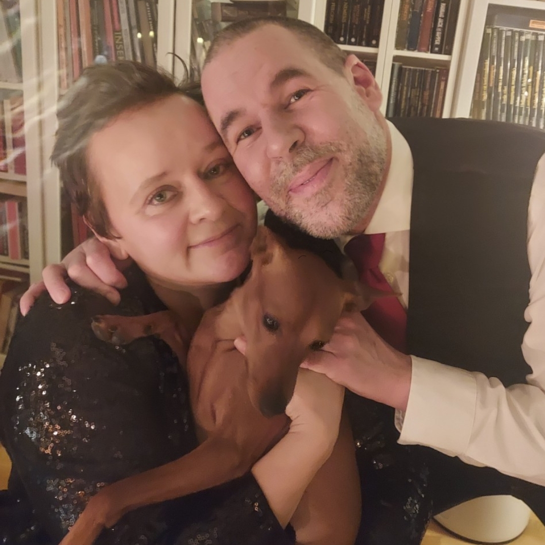 "Efter att ha bytt till trifokala linser slipper jag både imma på glasögonen när jag rider och oskärpa på morgonen.
Jag ser – utan att leta efter glasögonen först!"