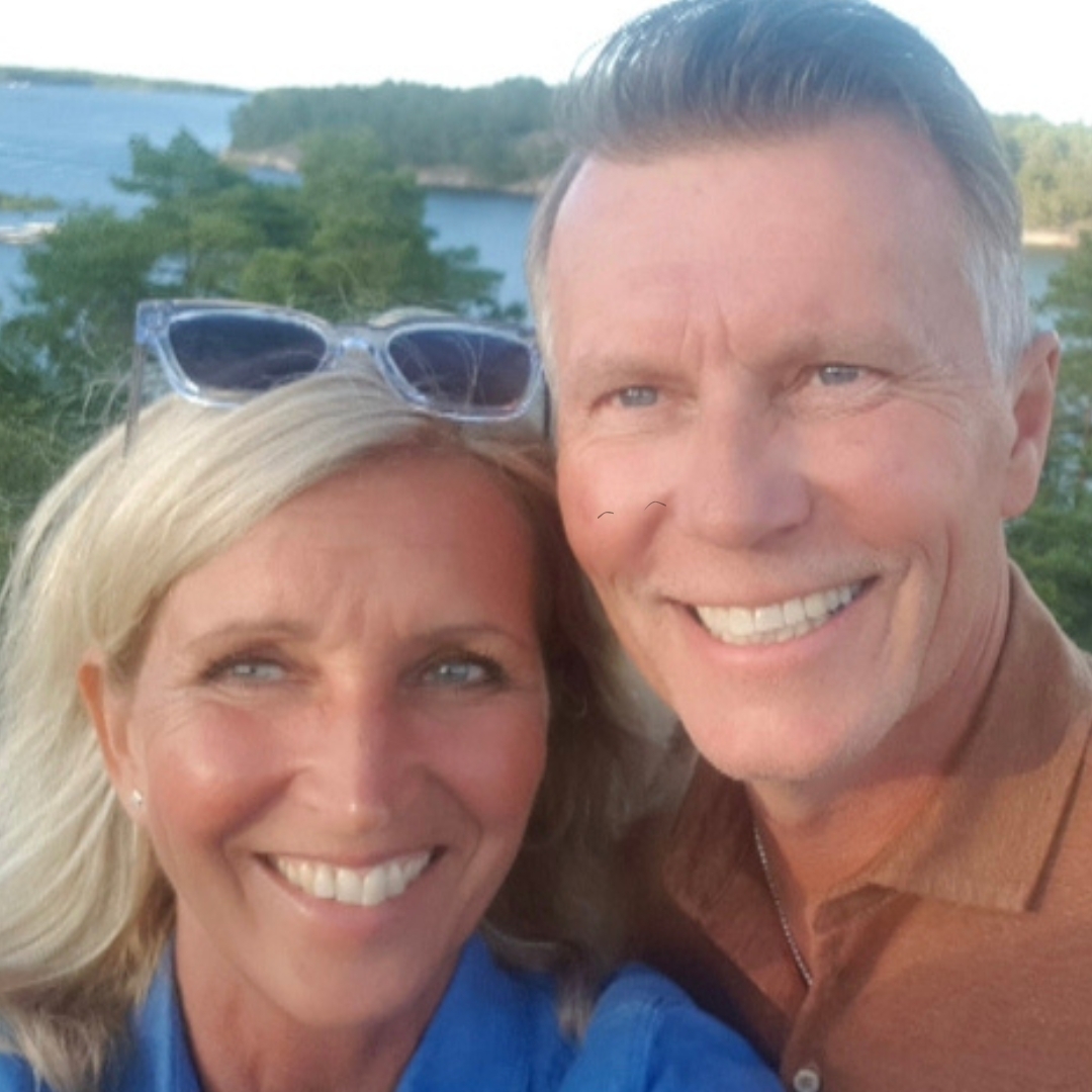 "Vilken skillnad! Vi ser klart igen! Att göra linsbyte hos Vårda Ögon var verkligen en investering i livskvalitet."
